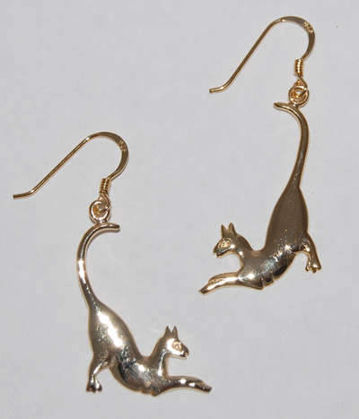 Cat Crouching earrings - gold